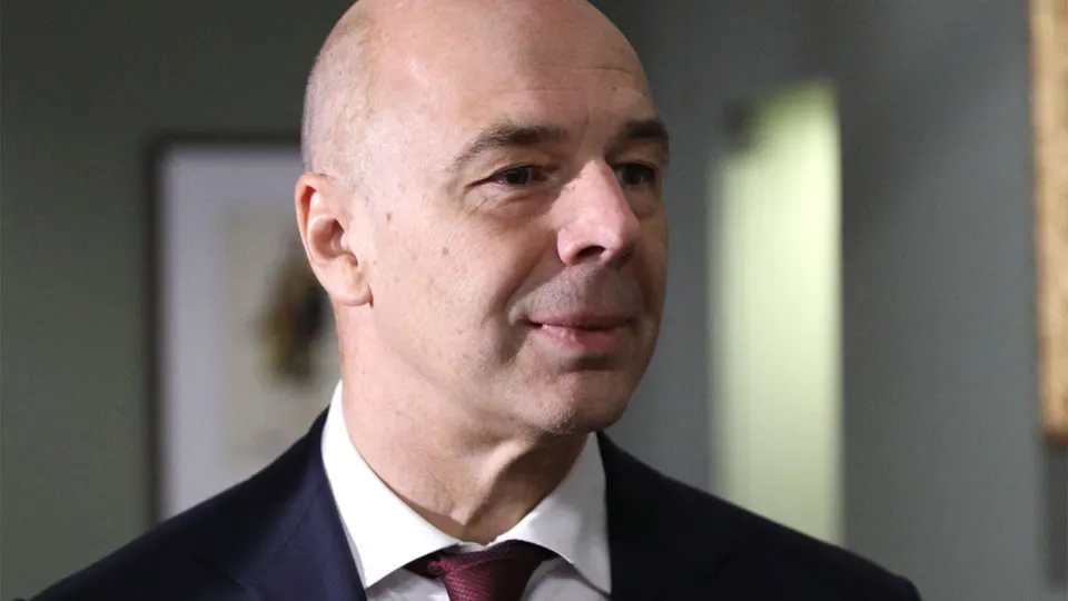 Минфин заявил, что отдельного фонда для защиты нефтегазовых и энергетических предприятий от атак дронов не планируется: компании должны самостоятельно закупать защитное оборудование, а затраты можно включать в себестоимость. Между тем атаки серьёзно сократили переработку нефти и подняли цены на топливо.
