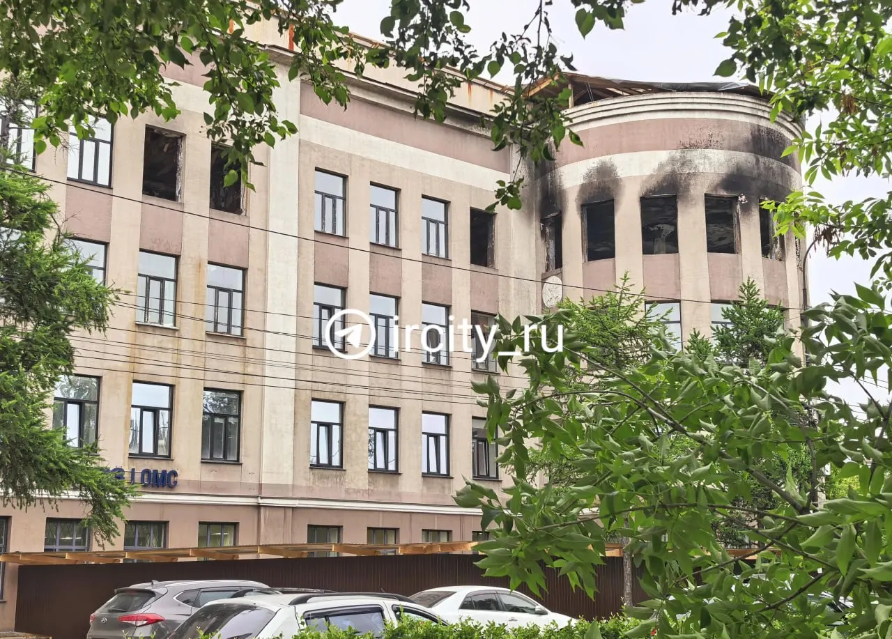 Пожар в здании Иргиредмета на бульваре Гагарина в Иркутске охватил около 700 м². Никто не пострадал; по предварительной версии МЧС, возгорание произошло из‑за нарушения правил при огневых работах.