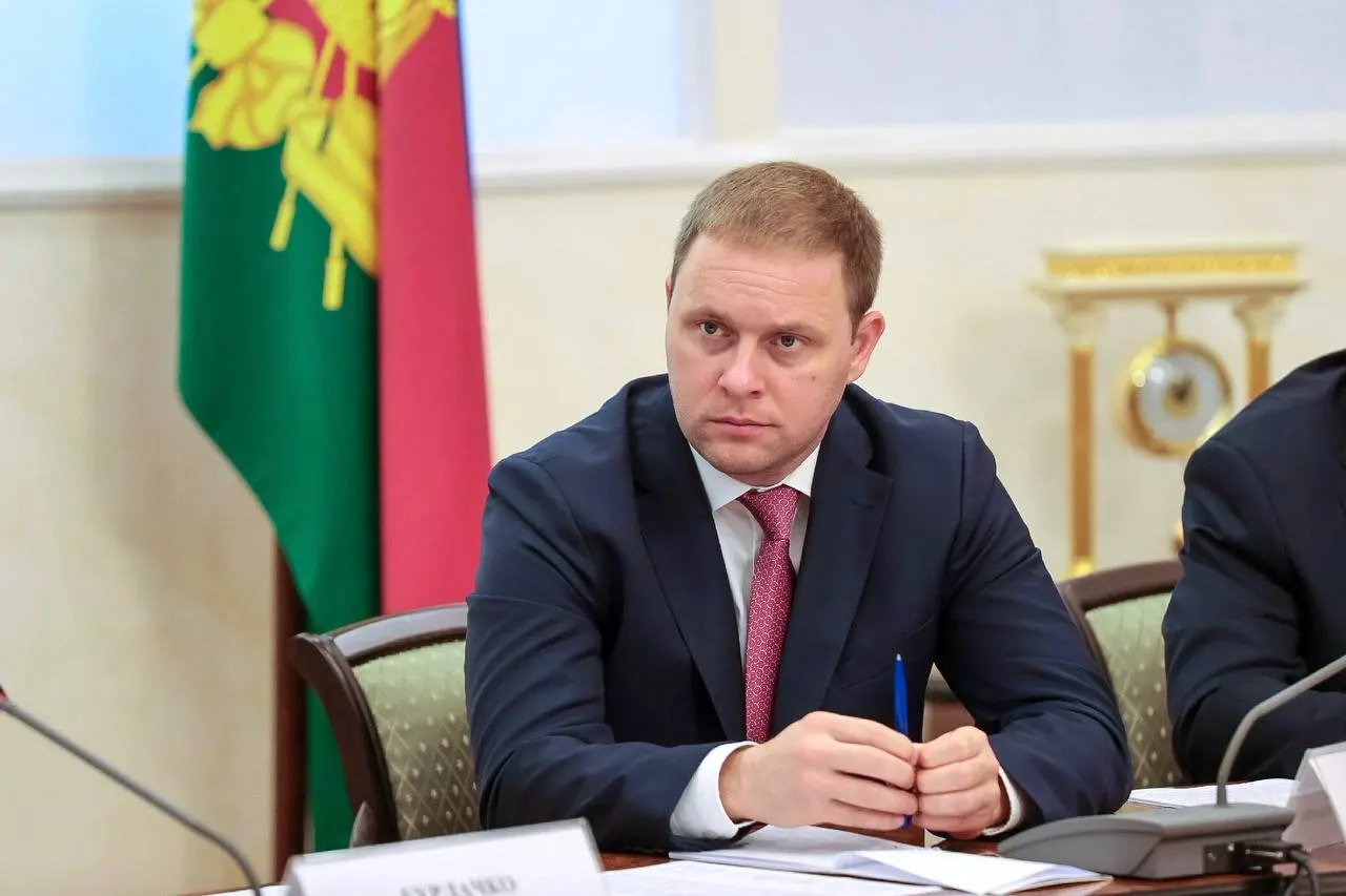 Швец, в прошлом руководивший Анапой пять лет и более десяти лет работавший в органах власти Краснодарского края, возглавил государственную корпорацию по туризму.