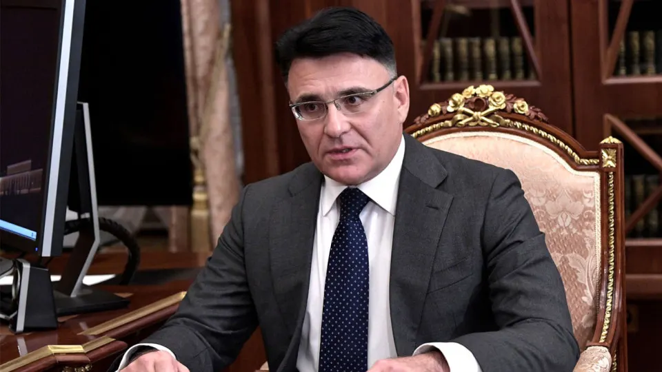 Руководитель крупного медиахолдинга заявил о необходимости квотирования иностранных фильмов, чтобы отбирать «лучшие» ленты и освобождать экранное время для российских картин; власти поручили Минкультуры ускорить решение по квотам.