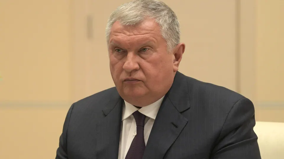 Руководство нефтяной компании направило президенту пакет мер для стабилизации внутреннего рынка топлива: приостановка биржевых нормативов, увеличение доли переработки внутри страны и приоритет для конечных потребителей на фоне значительного сокращения переработки из‑за атак на НПЗ.