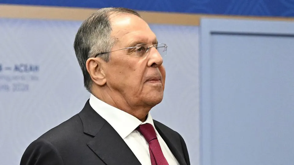 После ночной самой масштабной за время войны атаки дронов на Москву глава МИД заявил о регулярных массированных ударах по объектам, от которых напрямую зависит боеспособность ВСУ. В столице — пожары, «нефтяной дождь» и массовые задержки рейсов.
