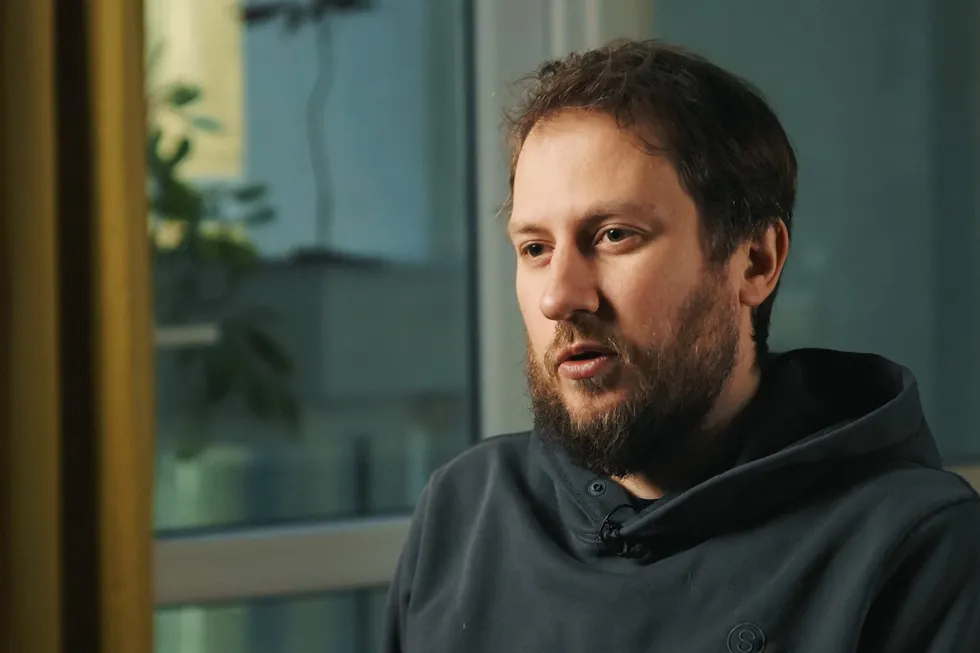 Проект «ОВД‑Инфо» включён в реестр Росфинмониторинга. Директор Александр Поливанов рассказал, что у команды есть план действий, они продолжат работу, но ограничат приём донатов из России и временно приостанавливают горячую линию.
