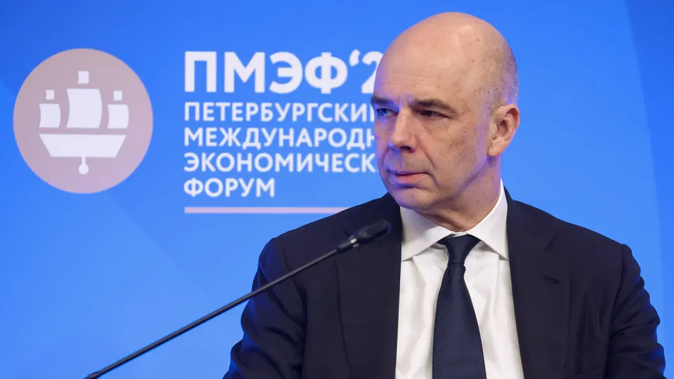 В оперативном докладе за первый квартал Счетная палата оценивает возможные доходы федерального бюджета в 38,2 трлн руб. — на 2,1 трлн (5,2%) меньше, чем заложено в законе. Главные риски — падение нефтегазовых поступлений из‑за цен на нефть и укрепление рубля.