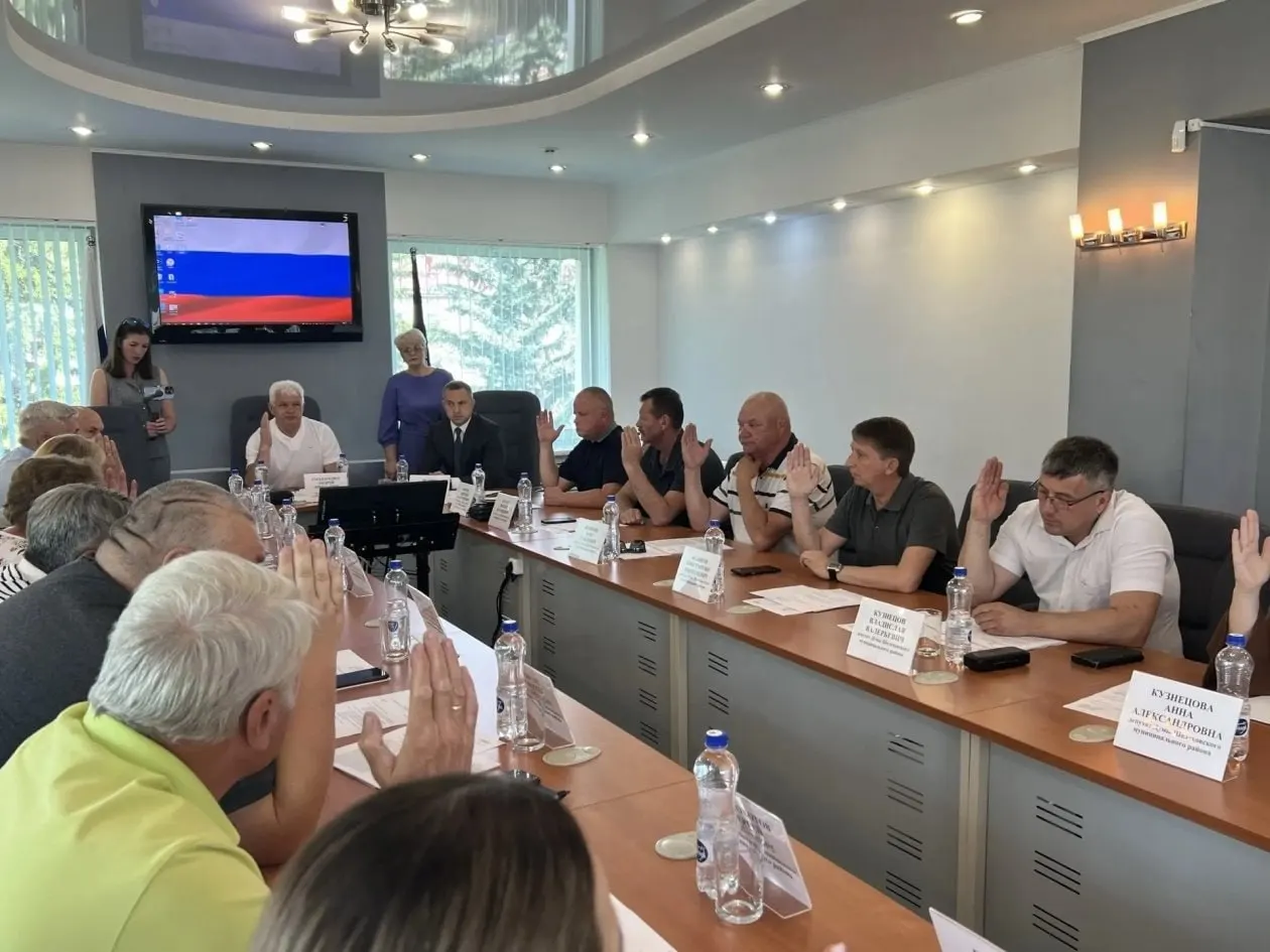 Депутаты Шелеховской думы поддержали преобразование района в муниципальный округ и самороспуск. Реформа переводит регион на одноуровневую систему местного самоуправления, новые выборы назначены на 20 сентября.