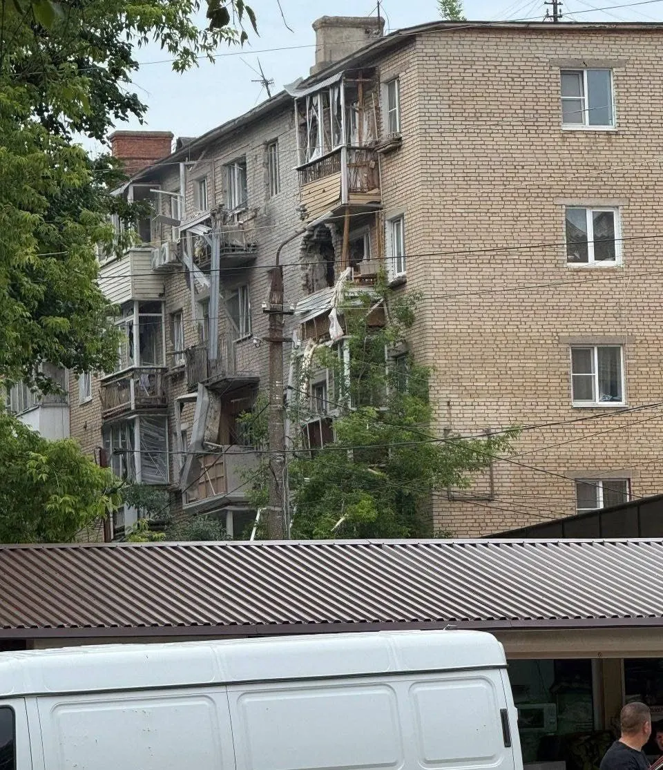 Ночью в Щекино (Тульская область) беспилотник попал в жилой дом — пострадавших предварительно нет, жильцов эвакуировали. Минобороны сообщает о 301 сбитом украинском БПЛА по всей стране; у Москвы — до 80.