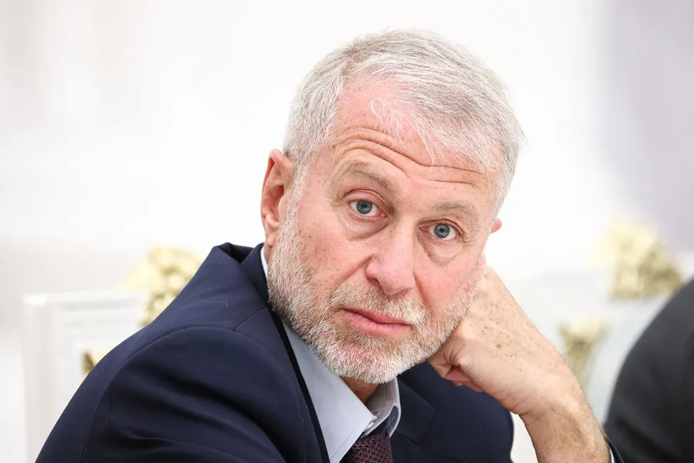 По сведениям нескольких собеседников, бизнесмен передал от президента Украины предложение о личной встрече с Владимиром Путиным; Кремль и окружение Абрамовича комментариев не дали.