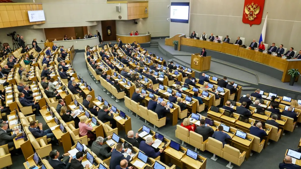 Депутаты приняли поправки, дающие Кабмину право увеличивать текущие расходы и наращивать государственный внутренний долг сверх установленных законом лимитов — решение принято в ускоренном порядке на фоне роста дефицита бюджета.