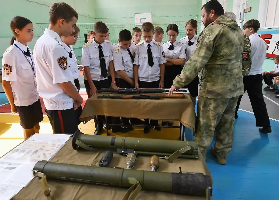 Военно-историческое общество предлагает вовлечь учащихся в запись рассказов участников «СВО» и волонтёров: материалы планируют использовать в школьных экспозициях и цифровом архиве.