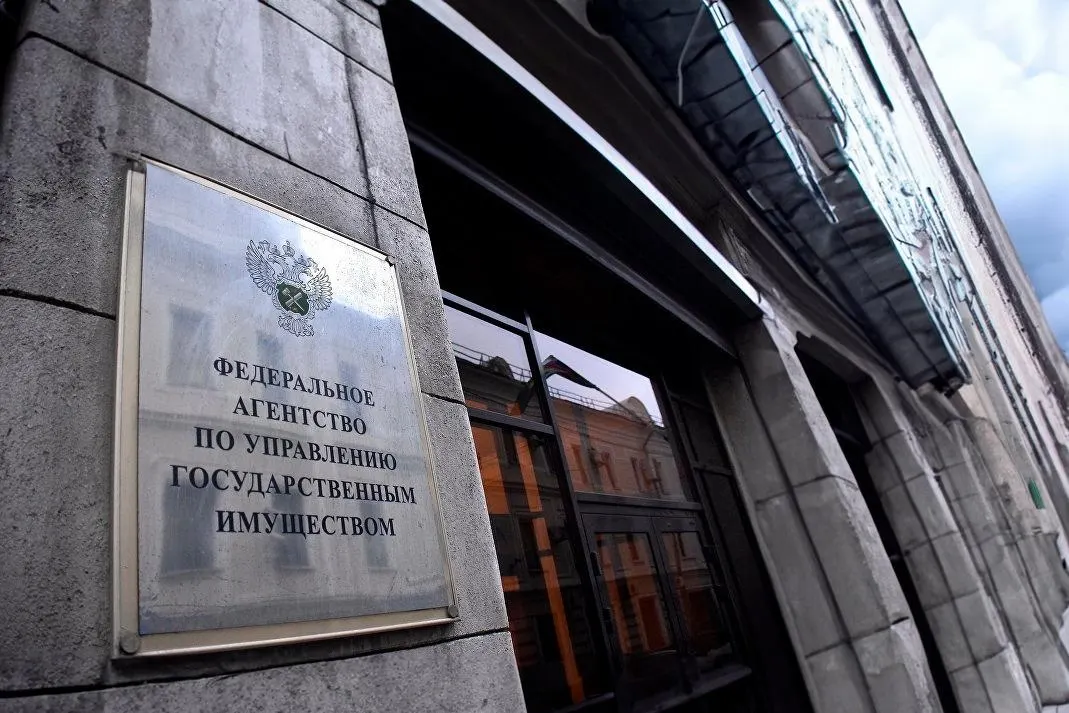 Закон отменяет ценовой порог и обязательную шестимесячную паузу между торгами, вводит реестр оценщиков и ужесточает требования к организаторам аукционов; для религиозной собственности исключён срок давности при оспаривании приватизаций.