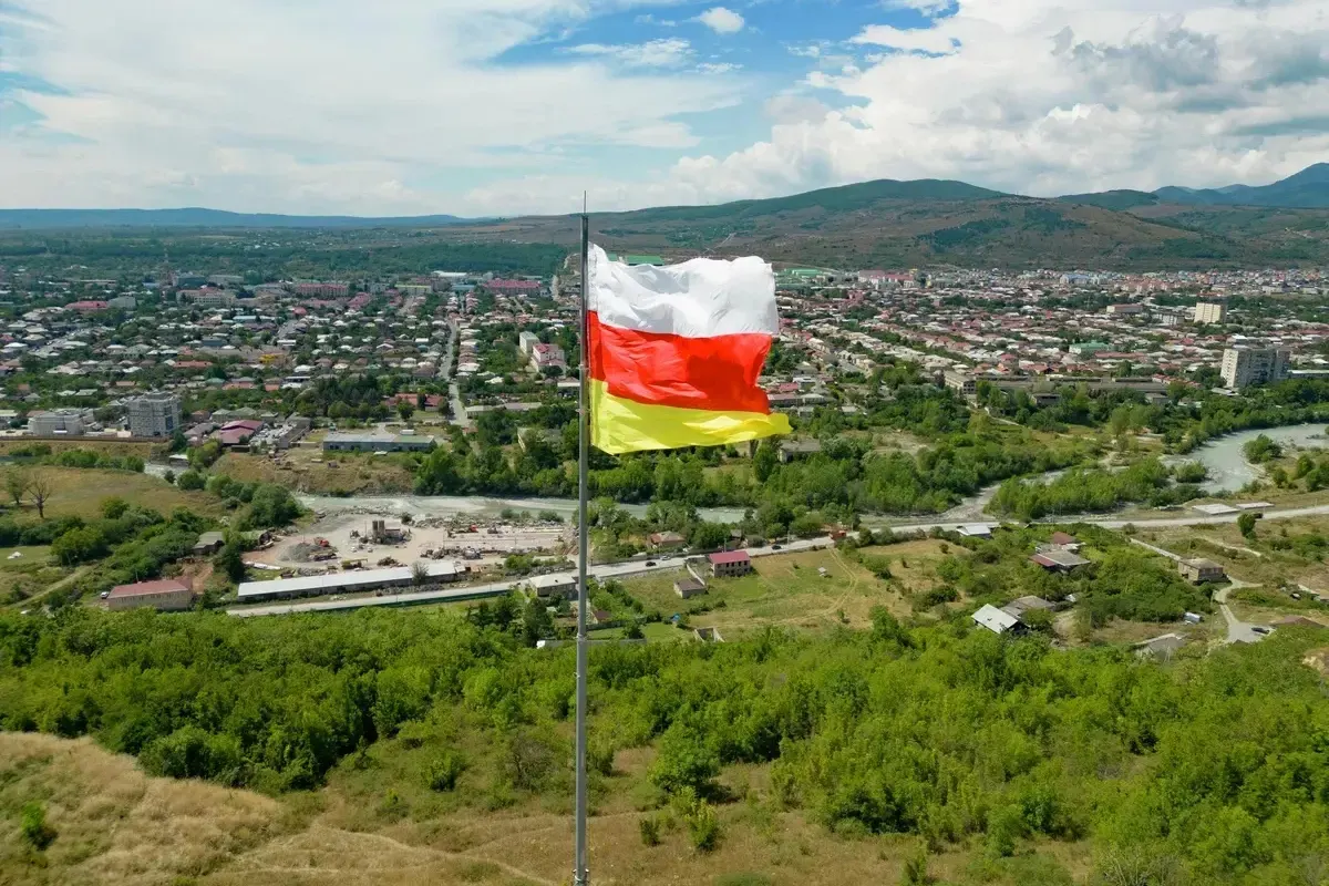 Назначенный временно руководитель Южной Осетии, уроженец России Марат Камболов, провёл инспекции на пограничном пункте, потребовал ускорить пропуск и поручил разобраться с задолженностями по зарплатам; эксперты рассматривают это назначение как усиление контроля Москвы над республикой.