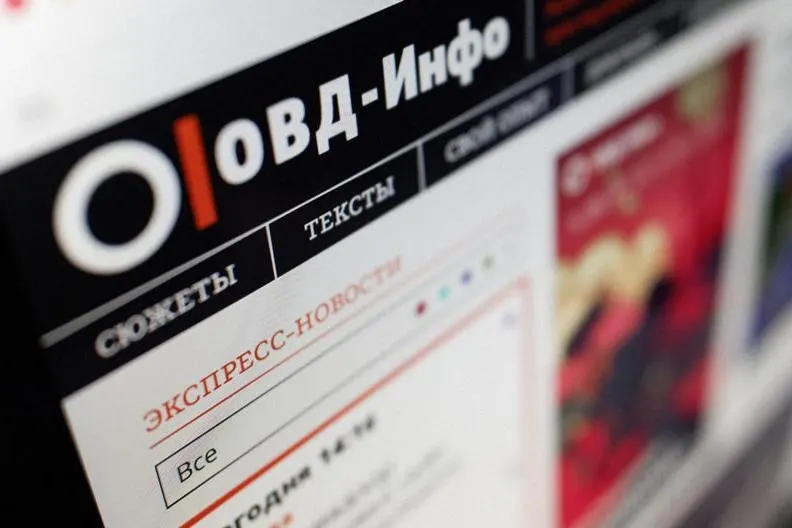 Росфинмониторинг внёс в реестр несколько правозащитных и культурных организаций, которым суды приписали «экстремистский» статус. Публичных судебных решений по этим делам ранее не публиковали — это создаёт риски уголовного преследования для доноров и получателей помощи.