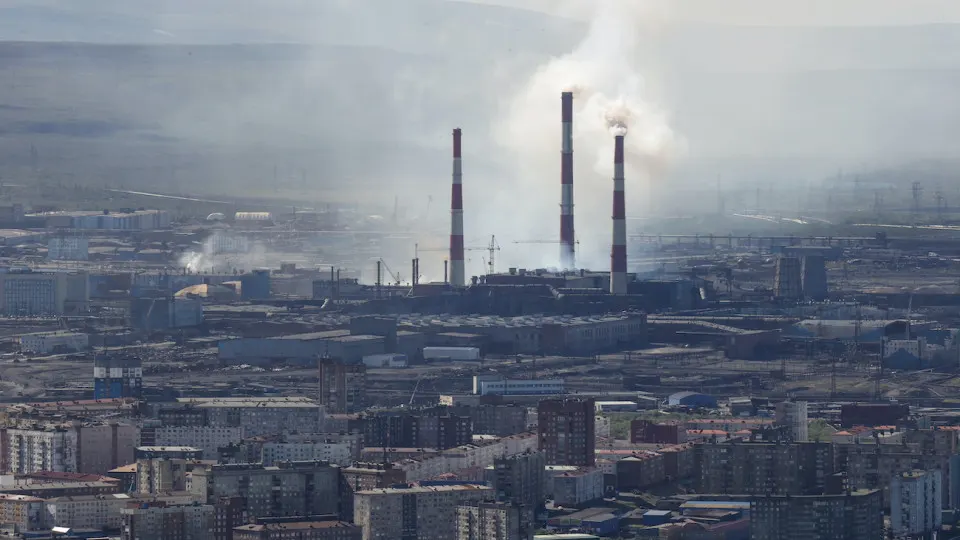Минэкономразвития: в мае промышленное производство сократилось на 0,7% в годовом выражении; спад ускорился в добыче и в выпуске нефтепродуктов, по итогам пяти месяцев большинство отраслей находится в рецессии.