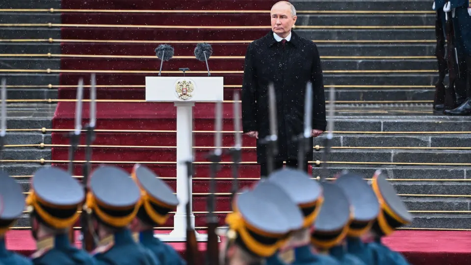 Правительство планирует существенно увеличить расходы на оборону в 2026 году: военный блок бюджета может вырасти почти на 40% — до ≈18 трлн рублей, а с учётом силовых ведомств затраты могут приблизиться к половине всех расходов казны.