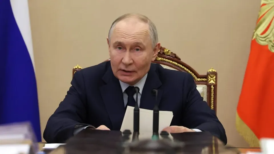 Президент заявил, что снижение инвестиций имеет объяснимую сдержанность из‑за макроэкономических факторов и мер властей. Между тем вложения упали на 14,3% в I квартале, крупные компании сократили инвестиции, а бюджетные возможности для стимулов ограничены.