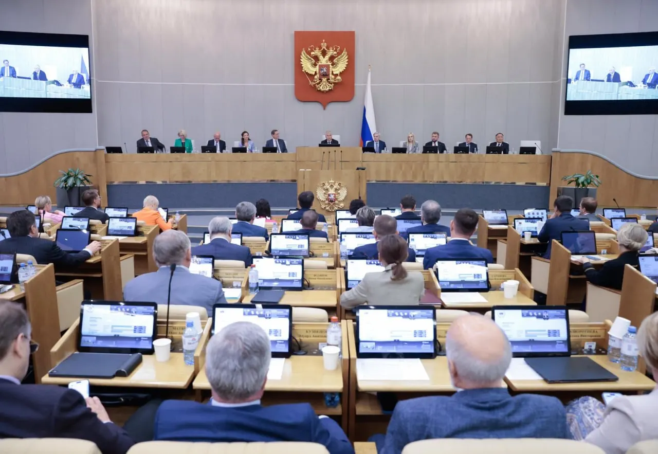 Анализ данных законодательной системы показывает: Госдума принимает 84% правительственных и 99% президентских инициатив, тогда как «проходимость» депутатских законопроектов составляет около 25%.