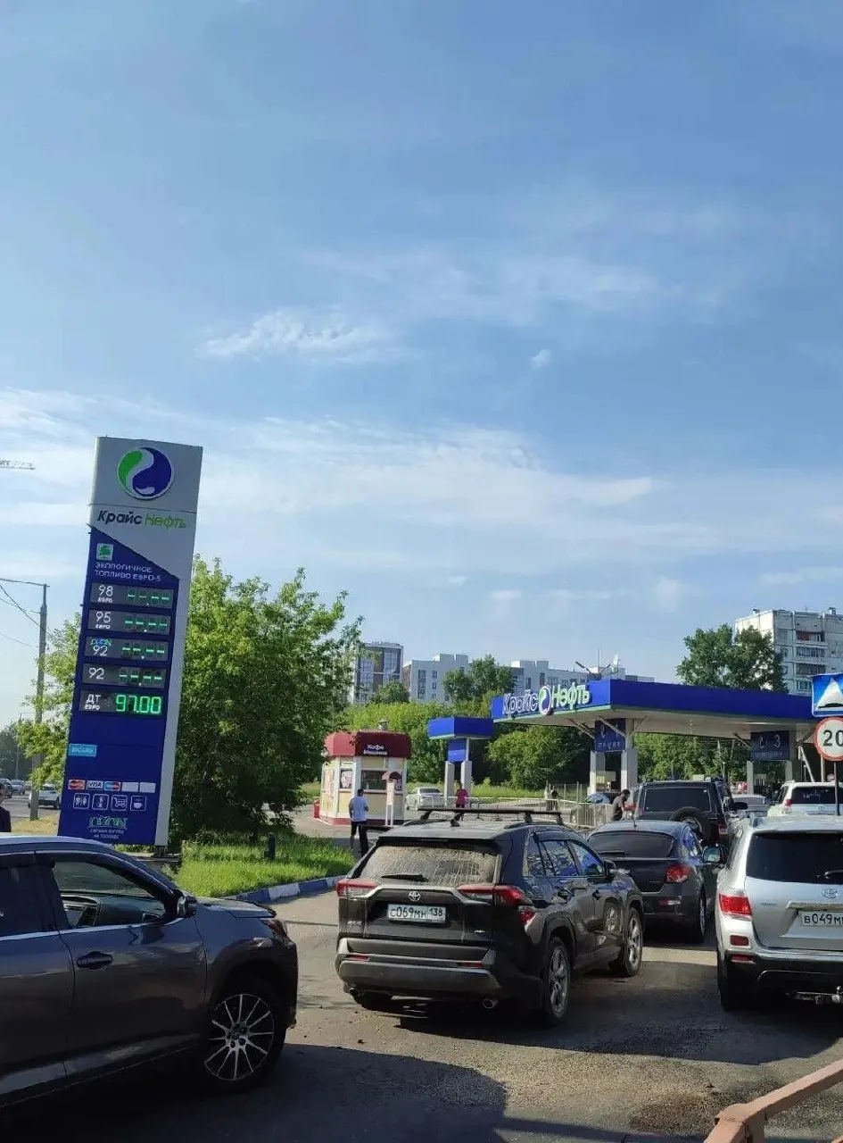 В нескольких АЗС сети появились бензовозы и актуальные цены — жители встают в очереди, на одной колонке ведут список ожидания. Ожидаемый старт заправки по словам операторов — 9:00.
