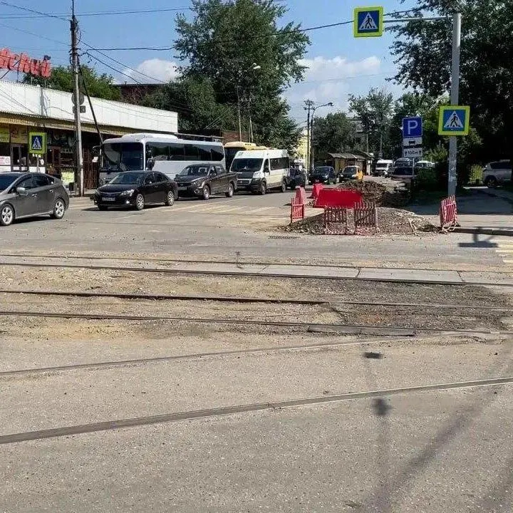 На перекрёстке Софьи Перовской и Партизанской обновляют рельсы: уже отремонтировано 25 метров полотна, далее будут шлифовка, укладка бетонных плит и асфальтирование участка.