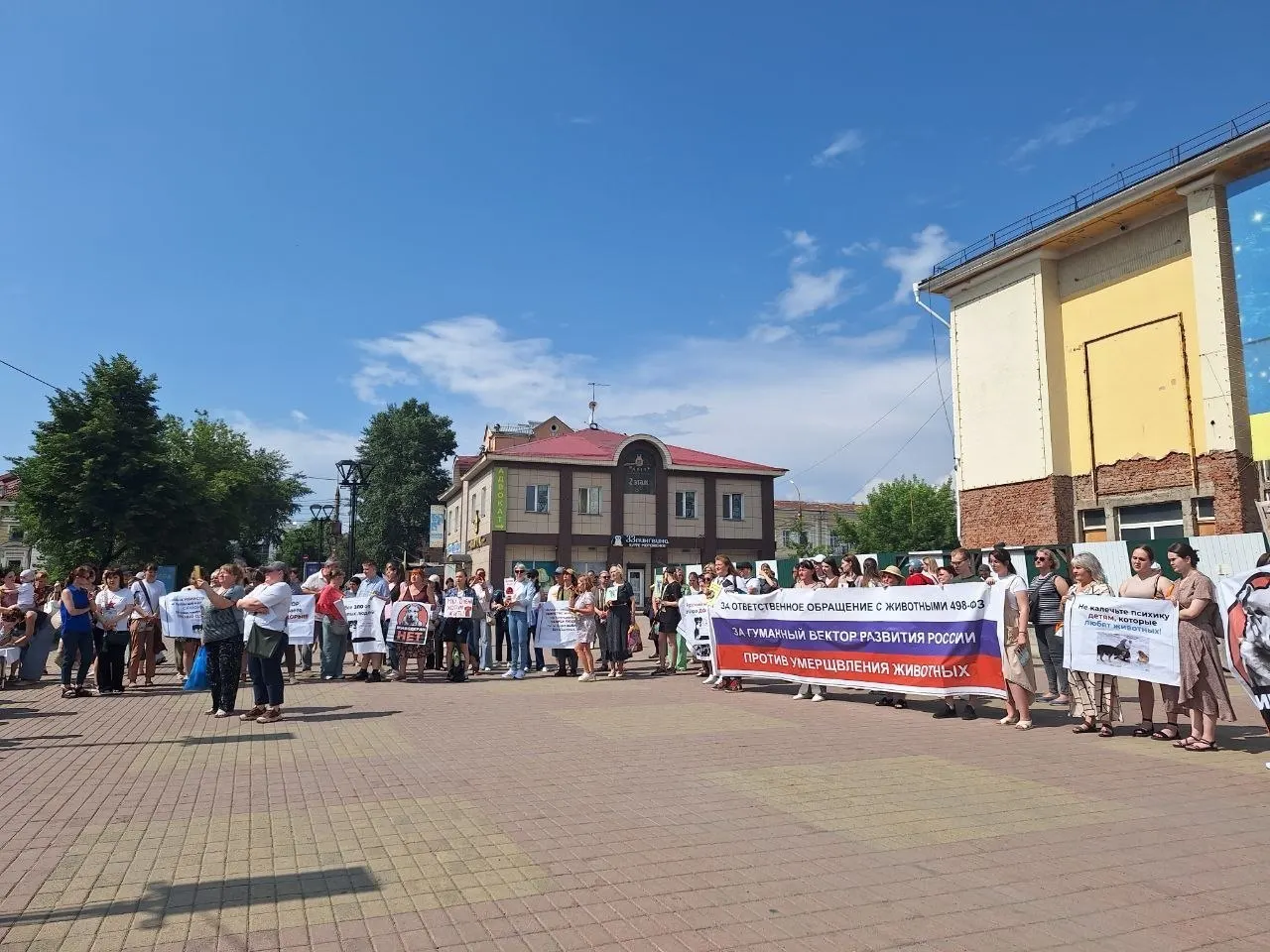 Более 100 человек в Иркутске вышли на согласованный митинг и потребовали от губернатора наложить вето на закон, который позволяет усыплять отловленных собак через 11 дней в «особом режиме». Документ вступит в силу с 1 октября после подписи руководителя региона.