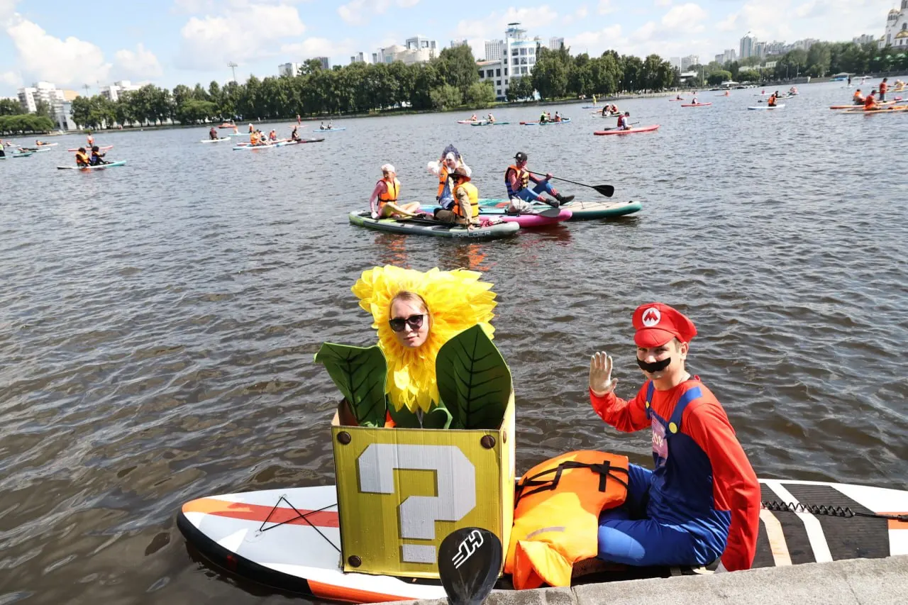 Фестиваль E1 SUP FEST собрал в Екатеринбурге более тысячи участников в ярких костюмах — от пиратов и балерин до лягушек и супергероев.