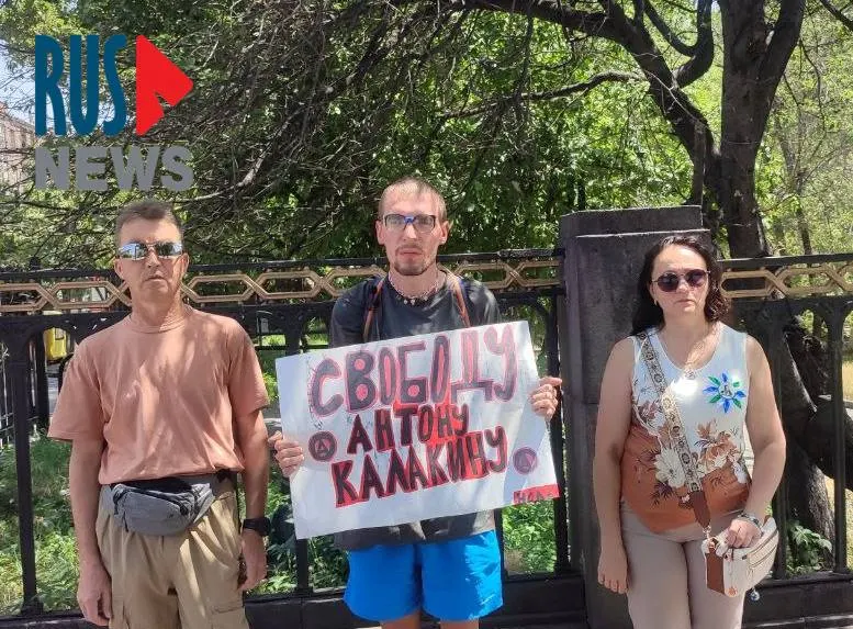 В центре Еревана активист провёл одиночный пикет с требованием освобождения Антона Калакина. Калакин, 35 лет, из Иркутска приговорён к шести годам по обвинению в «оправдании терроризма», у него серьёзные проблемы со здоровьем.
