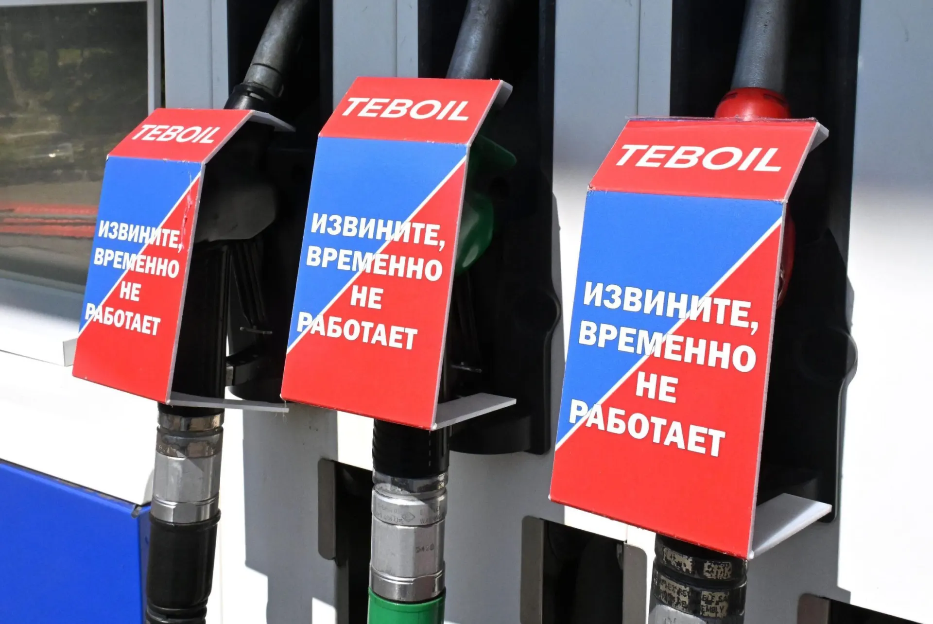 Очереди на АЗС, рост цен и запреты на продажу бензина в канистрах вынуждают благотворительные организации замедлять доставку помощи, сокращать рейсы и приостанавливать сбор вещей.