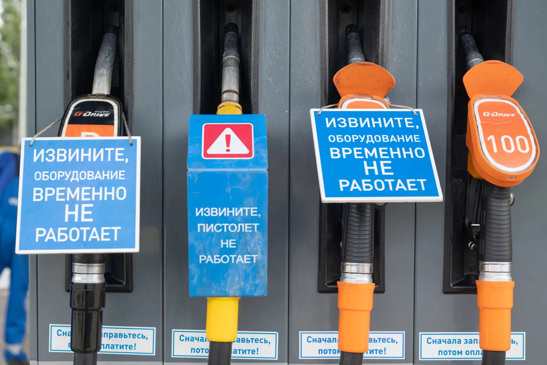 Антимонопольная служба инициировала проверки и выдала предупреждения владельцам заправок; ведомство также выявило признаки картельного сговора на оптовом рынке бензина на фоне продолжающегося топливного дефицита.