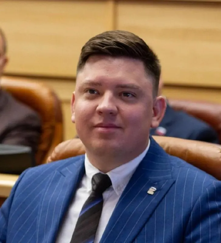 Проверка подтвердила, что в декларацию за 2023 год не внесли часть доходов; комиссия по этике приняла решение объявить предупреждение.