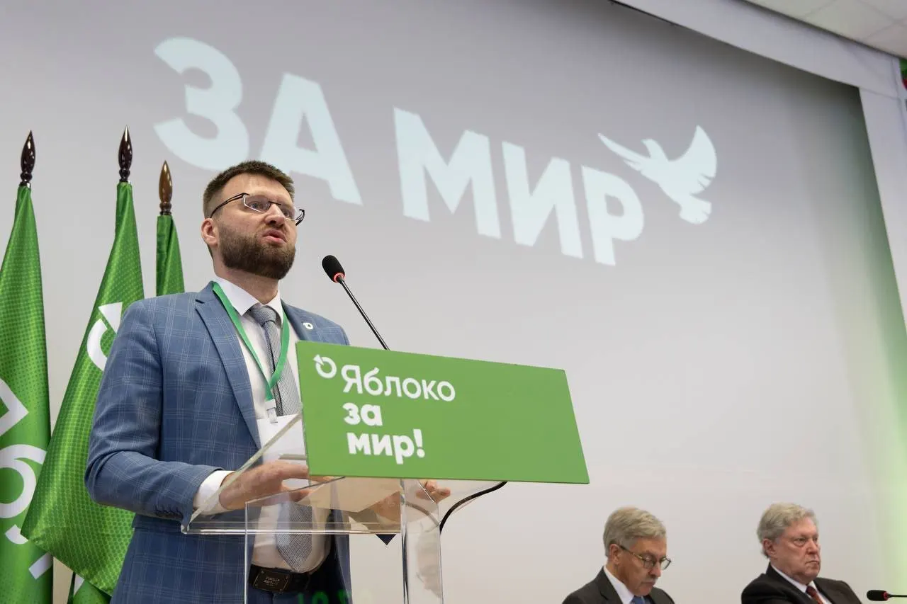 Ведомство отклонило просьбу об исключении из реестра, сославшись на «факты ведения политической деятельности»: поздравления, поездки в суд, возложения цветов и участие в видеоролике.