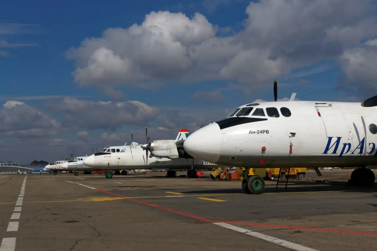 Авиакомпания приостановила продажу билетов на направление Бодайбо — Иркутск на период после 1 сентября; причины официально не объяснены, ранее пассажирам показывали предупреждение о возможной отмене из‑за нехватки топлива.