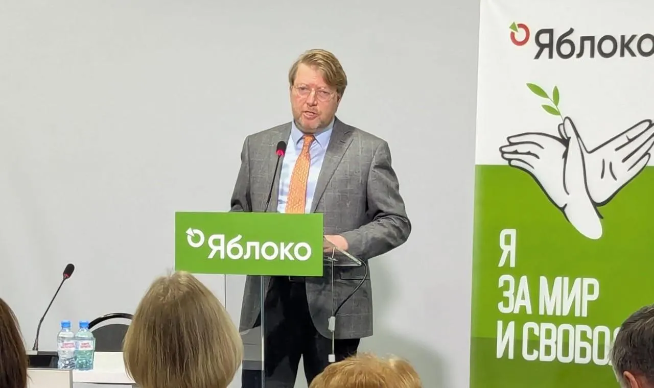 Верховный суд оставил в силе штраф председателю партии «Яблоко» Николаю Рыбакову за пост с фотографией Алексея Навального. Партия планирует обжаловать решение в Конституционном суде.