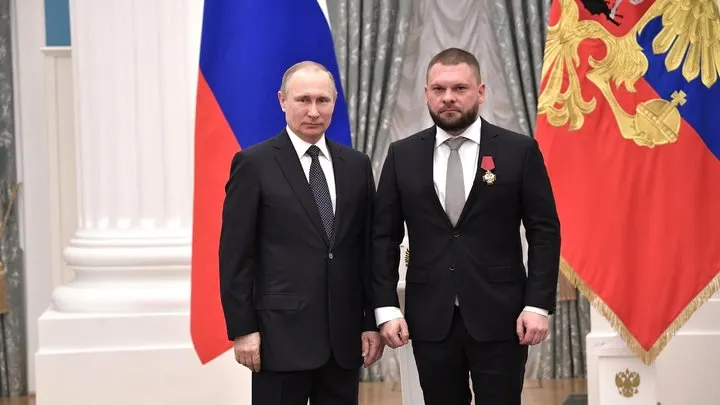 В декларации кандидата в федеральном списке «Единой России» указаны акции Apple, Intel и паи фондов с привязкой к США. В декларациях других кандидатов также нашли иностранные активы. Партия заявляет, что к моменту регистрации претензий не будет.
