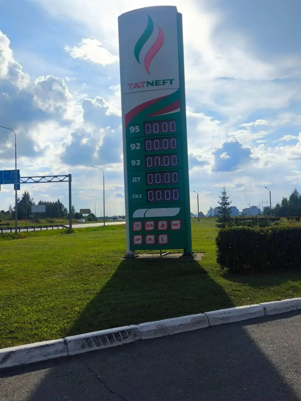 Удары беспилотников по нефтеперерабатывающим мощностям усугубляют дефицит топлива: в Чебоксарах повысили цены на прогулочные рейсы по Волге, а российские компании просят индийских партнёров нарастить поставки бензина.