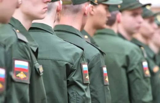 Правительство поддержало законопроект, который позволит направлять призывников на службу в пожарные подразделения МЧС — в том числе на городские и сельские участки. По оценке ведомства, в части может поступить до 5 тысяч срочников для сокращения дефицита персонала.