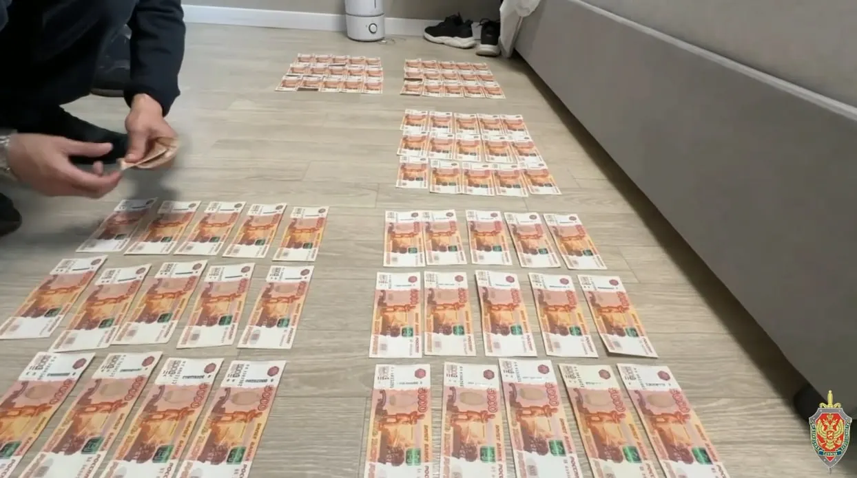 Силовики задержали троих участников группировки, обвиняемых в кражах, грабежах и вымогательствах; изъята похищенная техника и оружие, расследование продолжается.