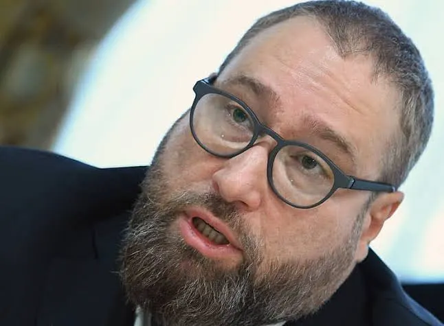 Первый зампред комитета Госдумы по информполитике Антон Горелкин заявил, что включение VK и разработчика мессенджера «Макс» в санкционные списки ЕС — это официальное признание их роли в построении цифрового суверенитета России.