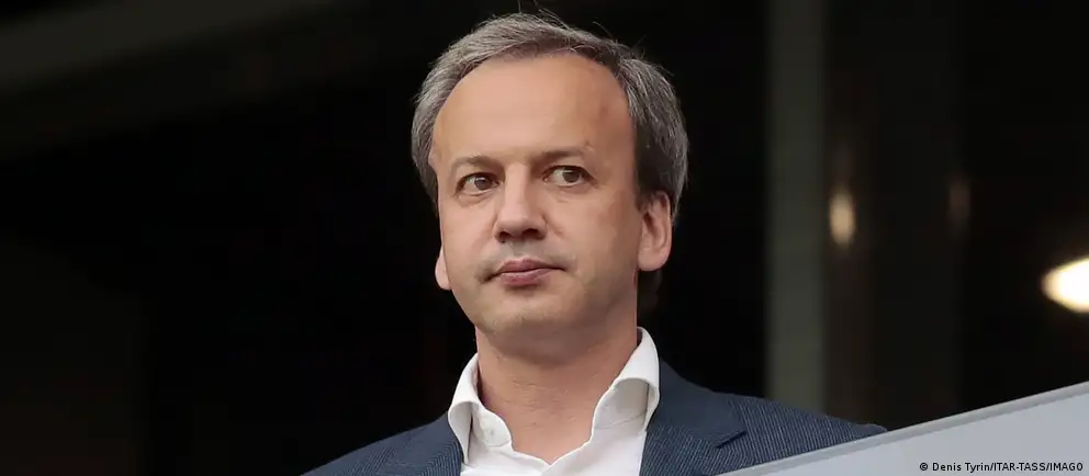Аркадий Дворкович объявил о намерении обжаловать в суде включение в санкционный список ЕС и на время снял с себя полномочия президента Международной шахматной федерации — обязанности перейдут к Вишванатану Ананду. Решение связано с 21‑м пакетом санкций ЕС.