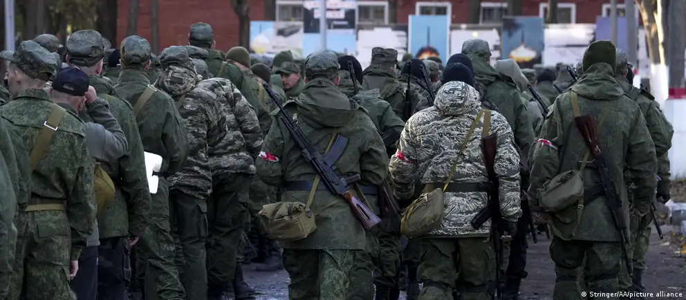 Политики и независимые источники обсуждают возможность расширения мобилизации в РФ осенью 2026 года; официальные лица это отвергают. Эксперты оценивают реальные потребности армии и основания для массового призыва.