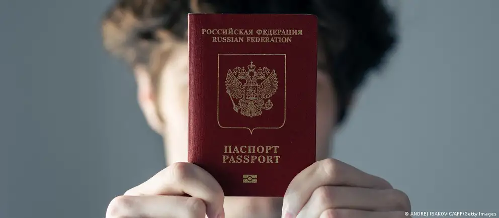 После возражений ряда стран ЕС первоначальный план о запрете въезда россиян, связанных с военными действиями, был переработан: ограничения теперь предполагается применять только к непосредственным участникам боевых действий и к краткосрочным визам.