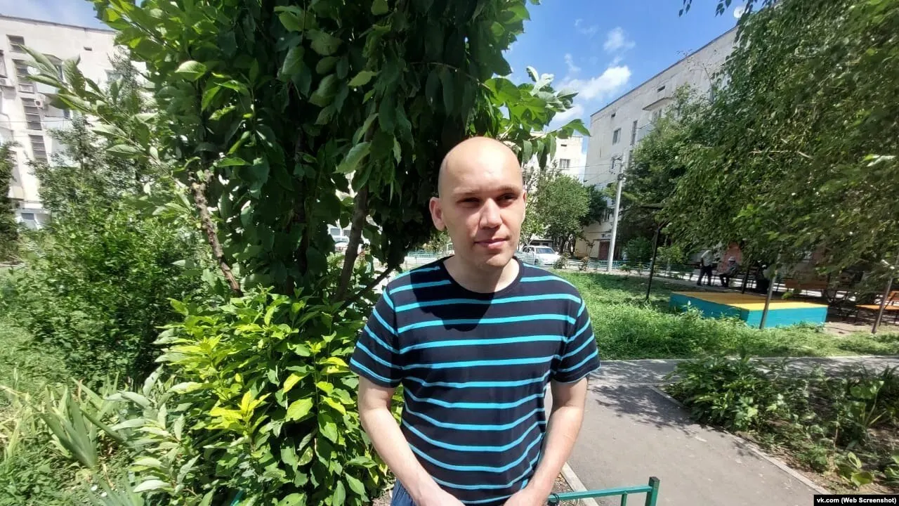 В обновлённый перечень участников «Крымской солидарности» попал инвалид I группы Игорь Никитенко. Он отрицает причастность к каким‑либо организациям; правозащитники предупреждают о рисках для его здоровья и о репрессивной практике в отношении помеченных как «иностранные агенты».