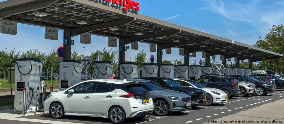 Передача 10% доли TotalEnergies в проекте «Арктик СПГ‑2» дочерней компании «Нордлайн», связанной с «Новатэком», одобрена российскими властями и будет завершена в ближайшее время.