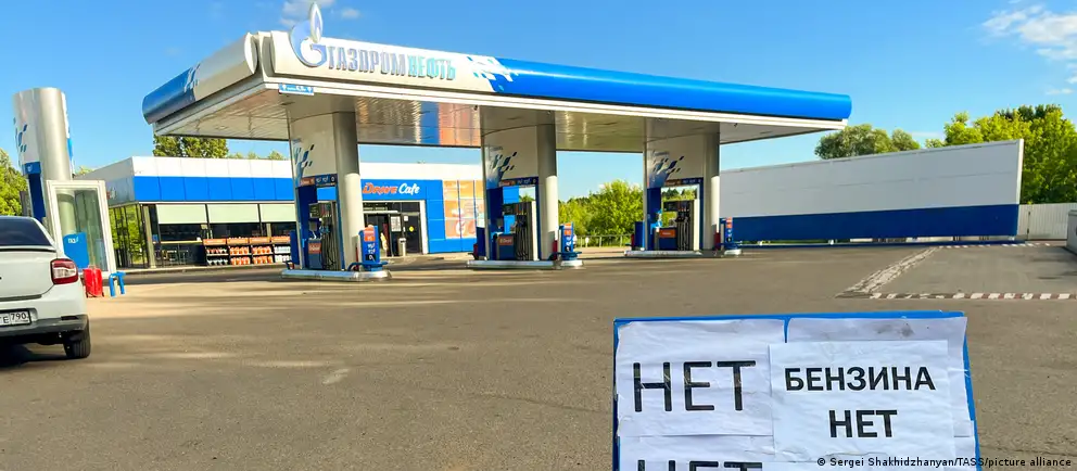 Росстат зафиксировал годовое падение индекса производства нефтепродуктов на 21,8% в июне. Рост цен на бензин и дизель замедлился, а дефицит топлива в ряде регионов связывают с ударами по энергоинфраструктуре.