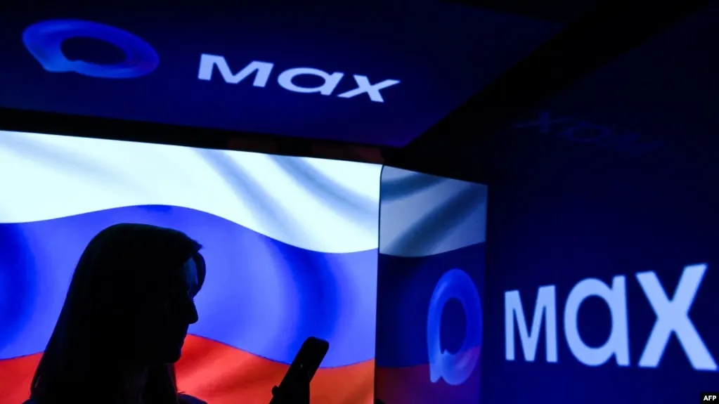 Распоряжением предусмотрено, что к 2030 году все рабочие переписки государственных и муниципальных служащих должны вестись через многофункциональный сервис на базе Max. Сервис разрабатывает дочерняя компания VK, против которой вводились санкции: приложения уже удалялись из магазинов приложений.