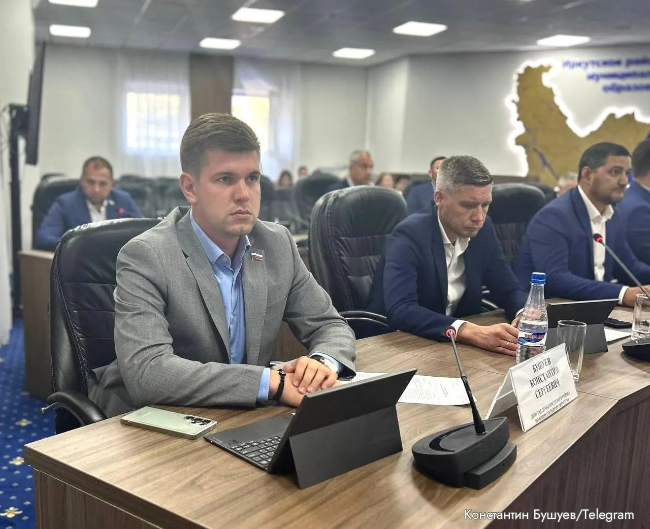 Правоохранители изучают расходы депутата Иркутской гордумы и кандидата в Госдуму Константина Бушуева: проверяются рабочие поездки, аренда автомобиля и оплата водителя. В регионе также фиксируют давление на отделение КПРФ и штрафы участников акций.