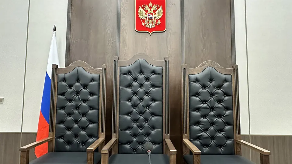 Проект закона позволяет привлекать в аппараты судов студентов юридических вузов и обладателей среднего профессионального юридического образования на ряд должностей — инициатива направлена на сокращение кадрового дефицита, но вызывает вопросы к качеству кадров и мотивации.