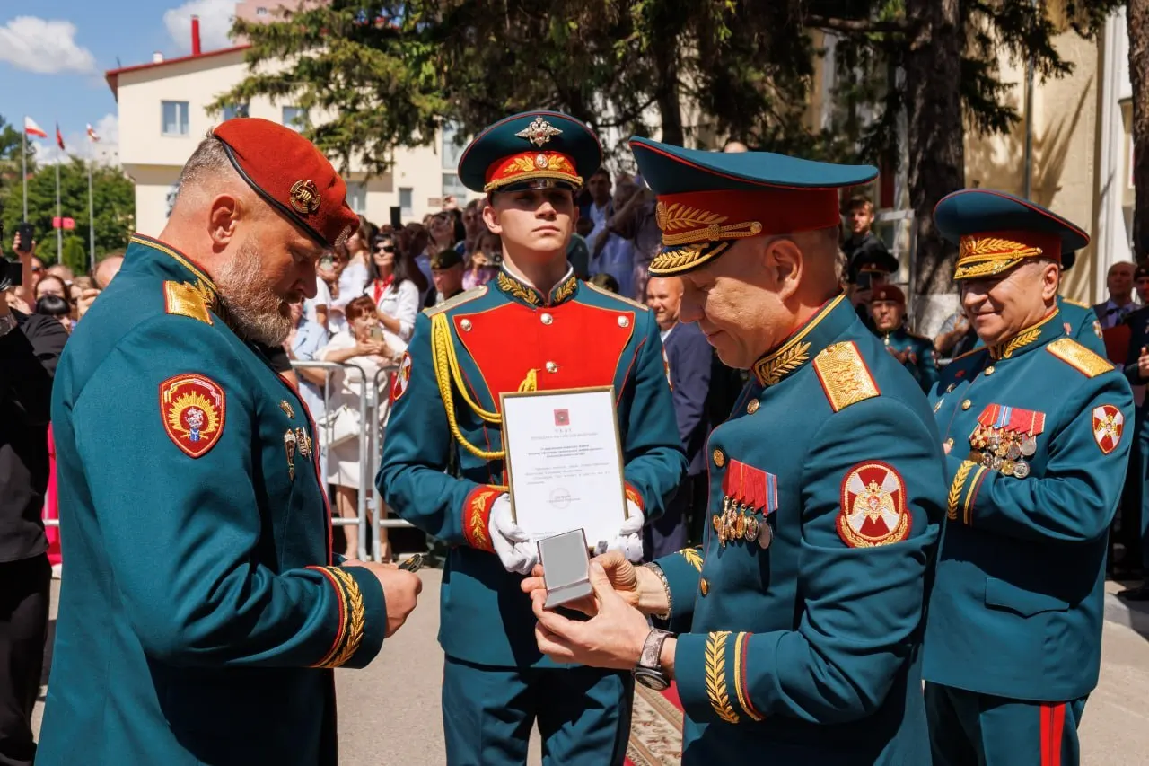 Начальнику Саратовского института войск Национальной гвардии Александру Белоглазову вручили погоны генерал‑лейтенанта; награду вручил заместитель директора Росгвардии генерал‑полковник Анатолий Маликов.