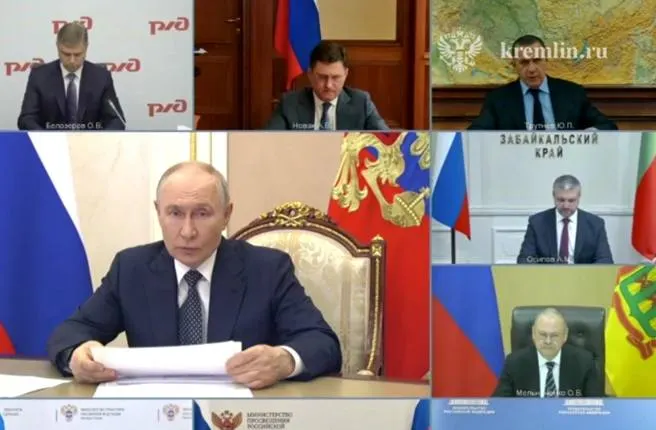 На видеосовещании с правительством обсуждали работу топливного и транспортного комплексов: предложены мини‑НПЗ, увеличение импорта и привлечение малого бизнеса для обеспечения топлива органам власти и гражданам — инициативы получили поддержку президента.