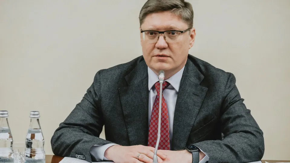 Заместитель руководителя фракции «Единая Россия» Андрей Исаев связал возмущение из‑за топливного кризиса с внешними ударами по НПЗ и призвал не поддаваться панике; тем временем переработка и поставки бензина сократились, введены региональные ограничения и образовались очереди на АЗС.