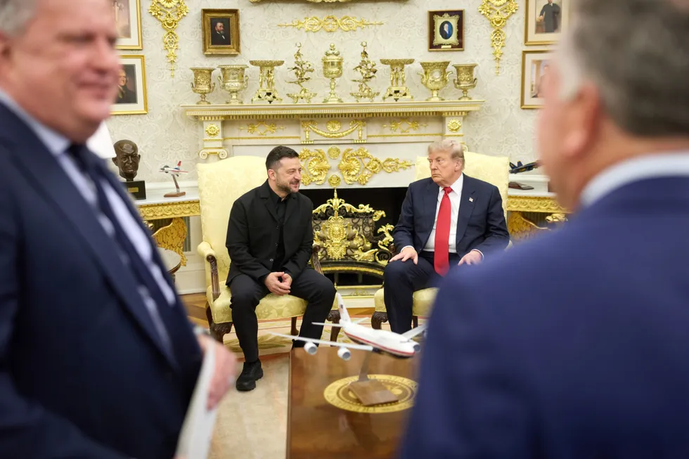 Президент Украины встретился с Дональдом Трампом в Белом доме. Обсуждали экстренные поставки ракет для комплексов Patriot, возможные визиты спецпосланников и дальнейшие шаги США по санкциям и поддержке Киева.