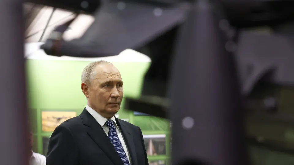 Путин сообщил, что россияне добровольно перевели около 70 млрд рублей через Общероссийский народный фронт на поддержку СВО; при этом государственные расходы на войну растут и достигают рекордных значений, а возможное дальнейшее увеличение бюджета приведёт к сокращению гражданских трат и наращиванию долга.